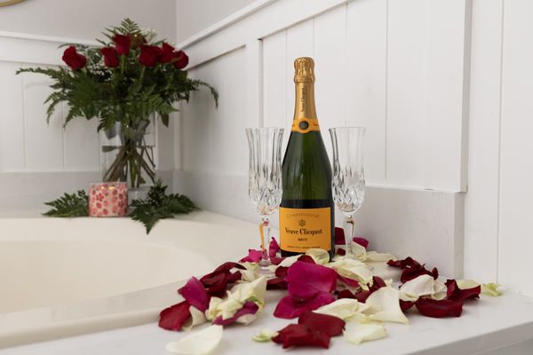 Honeymoon Suite Photo 6