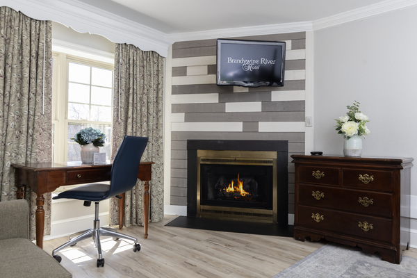 King Fireside & Jacuzzi Suite Photo 2