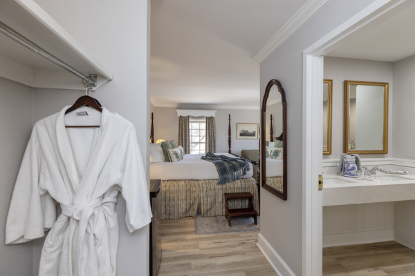 King Fireside & Jacuzzi Suite Photo 6