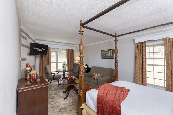 Queen Fireside & Jacuzzi Suite Photo 1